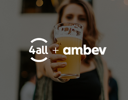 Mulher segurando cerveja com aplicação dos logos da 4all eambev