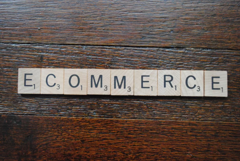 Ecommerce como título centralizado da imagem. Apoio para texto sobre taxa de conversão.
