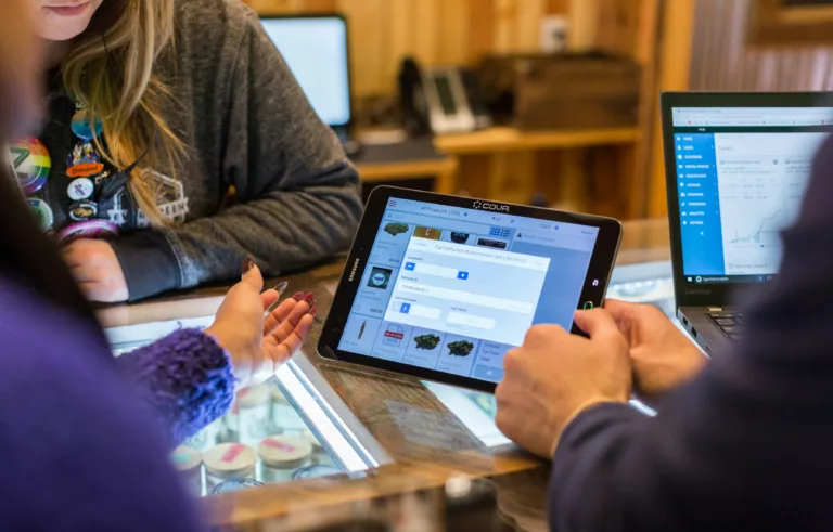 Ciclo híbrido da jornada de consumo, digital apoiando a compra física
